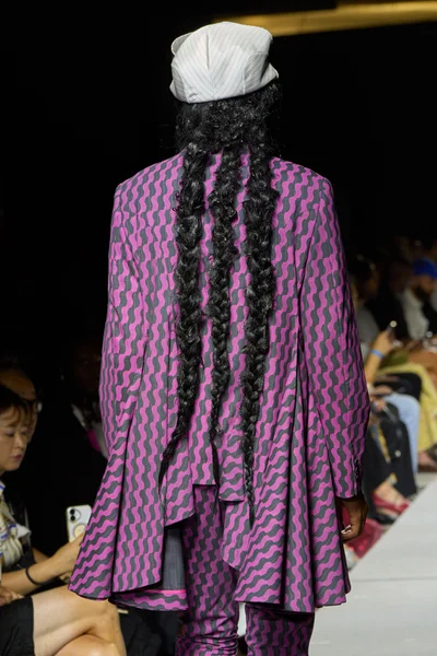 Look 16